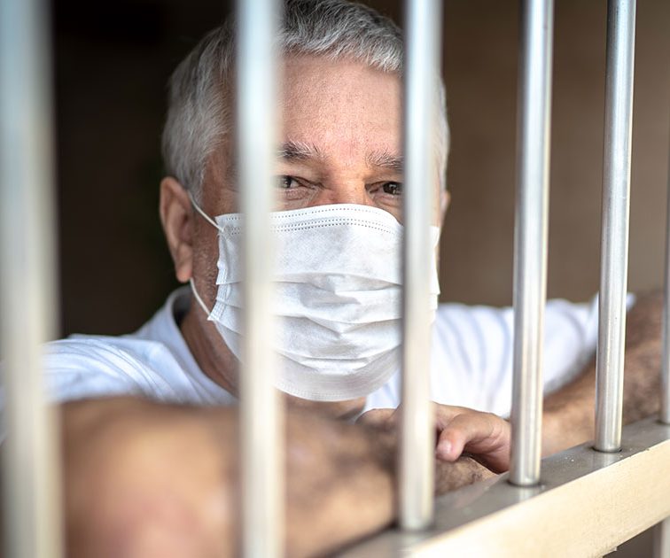 prisoner-inmate-elderly-older-coronavirus-covid-19-facemask-1200x630-1-e1631650393695